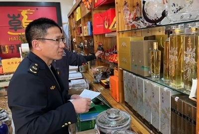 濱城區(qū)市場(chǎng)監(jiān)管局元旦春節(jié)前突擊檢查，嚴(yán)查酒類商品過(guò)度包裝亂象
